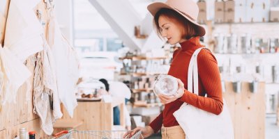 Žena nakupuje v bezobalovém obchodě