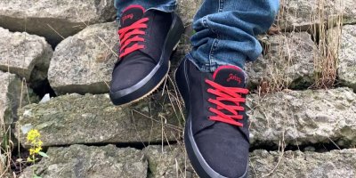 Boty Johnny v černé barvě s červenými tkaničkami