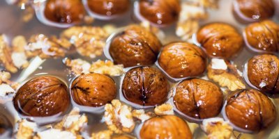 Jádra vlašských ořechů i celé ořechy ve skořápce namočené ve vodě