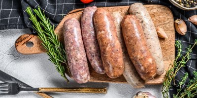 Různé druhy italských klobás na prkénku