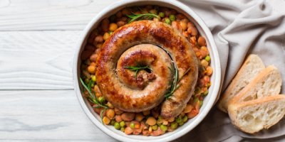 Salsiccia fresca con fagioli in camicia e rosmarino e pane bianco a parte