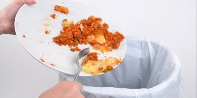 Vyhazování zbytků jídla z talíře do koše