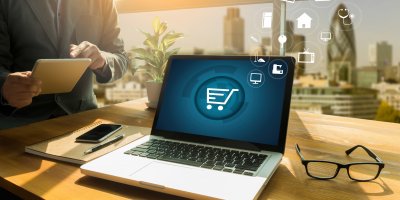 Notebook s e-shopem, brýle a muž s tabletem