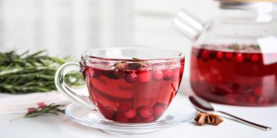 Pečený čaj z brusinek v hrnku a v konvičce