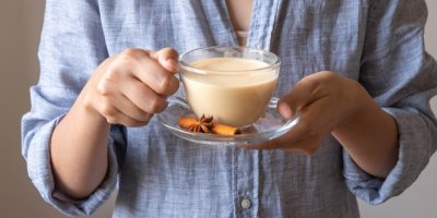 Žena drží v rukou šálek s masala chai