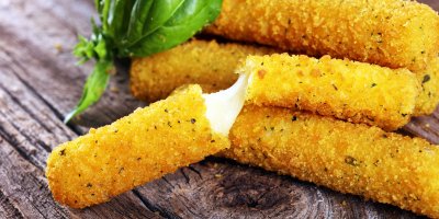 Smažené mozzarellové tyčinky, jedna z nich je přepůlená