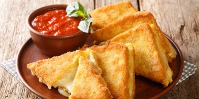 Smažený sýr s rajčatovou omáčkou