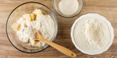 Tři misky, ve kterých je mouka, cukr a máslo