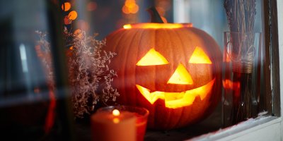 Halloweenská dýně s vyřezaným obličejem