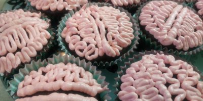 Muffiny strašidelně zdobené růžovou polevou