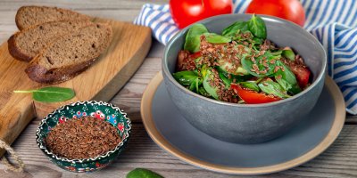 Salát s lněnými semínky, pečivo