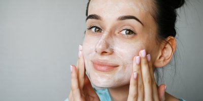 Žena má na obličeji bílou čisticí masku