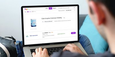 Muž sleduje na internetu slevy na cukr