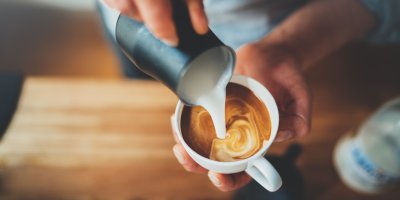 Nalévání mléka do šálku kávy