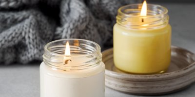 Bílá a žlutá svíčka, šedá deka