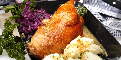 Pečená husa se zelím v pekáči