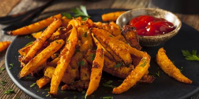 Dýňové hranolky na talíři, kečup v mističce