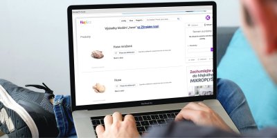 Muž si prohlíží na internetu stránky Kupi.cz nákupního rádce 