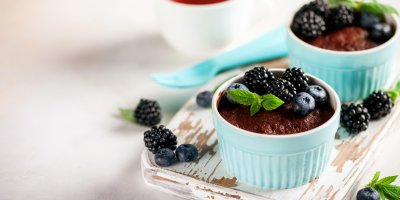 Čokoládová hrníčková buchta s borůvkami a ostružinami