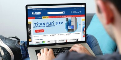 Vizualizace kamenného obchodu s průčelím nového loga