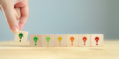 Ruka skládá kostky s energetickým štítkem