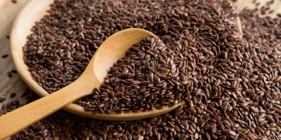 Lněná semínka v misce, vařečka