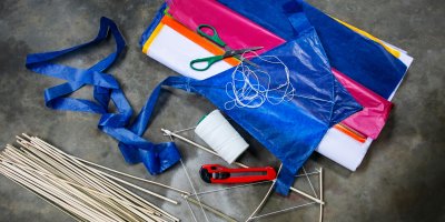 Barevné papíry, špejle, nůžky a další vybavení na výrobu draka