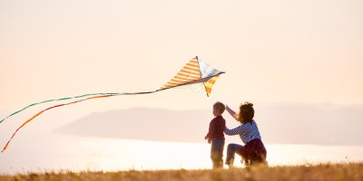 Žena s dítětem pouští vzorovaného draka.