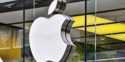 Logo Apple na prodejně této značky