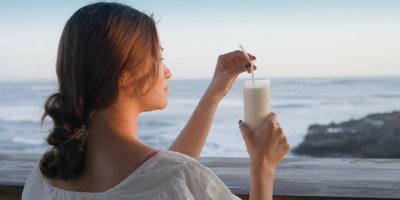 Žena drží světlý cocktail