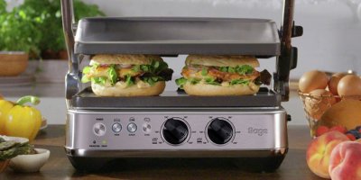 Na kontaktním grilu SAGE se grilují dva hamburgery 