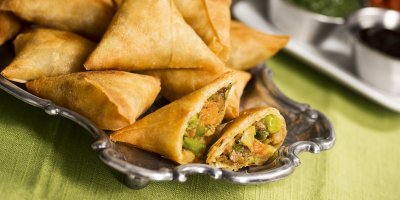 Plněné samosy a mističky s čatní