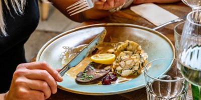 Žena jí svíčkovou příborem