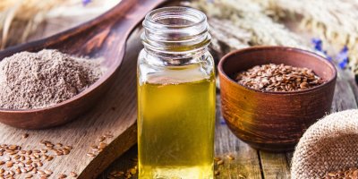 Lněný olej v malé lahvičce, lněná semínka v celku i namletá