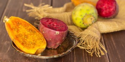 Různé druhy kaktusových fíků na podnose