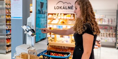 Žena platí na samoobslužné pokladně v automatické prodejně COOP 24/7