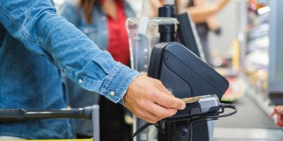 Placení kreditní kartou na samoobslužné pokladně