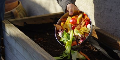Vyhazování zbytků zeleniny do kompostu
