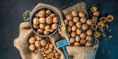 Vlašské ořechy ve slupce vysypané na jutovém pytli