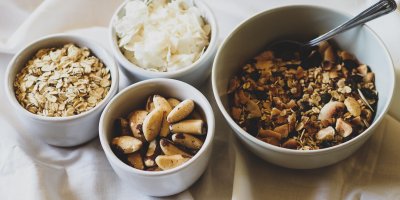 Ve třech malých mističkách jsou zvlášť vločky, para ořechy a kokosové lupínky, ve větší misce je granola