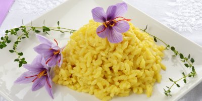 Žlutě zbarvené rizoto s květy šafránu
