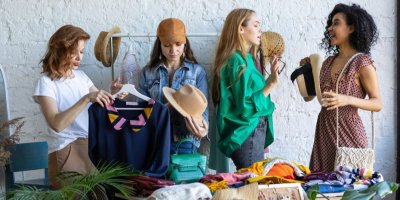 Ženy si vybírají oblečení