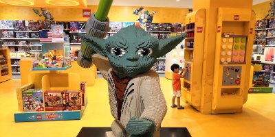 Velká socha mistra Yody z lega uprostřed hračkářství
