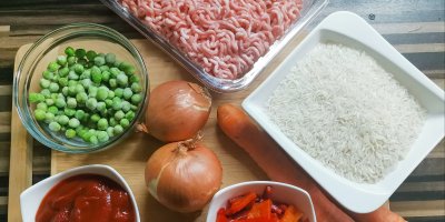 Suroviny na džuveč: rýže, cibule, paprika, mrkev, mleté maso, hrášek