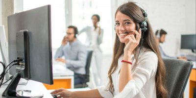Žena na zákaznické lince