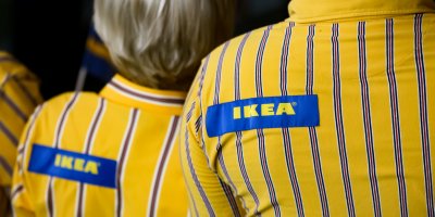 Zaměstnanci s logem IKEA na oblečení