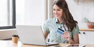 Mladá žena nakupuje přes notebook