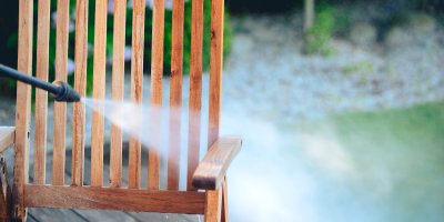 Vysokotlaký čistič čistí dřevěnou židli