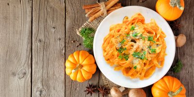 Těstoviny s dýňovou omáčkou na talíři