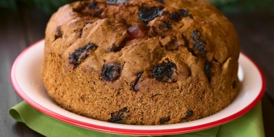 Dezert Pan de Pascua v celku na talíři